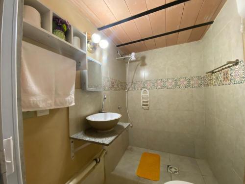 Un baño de Villa Morra House l