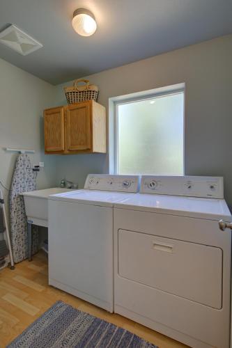 Η κουζίνα ή μικρή κουζίνα στο Ocean Front! Walk to Beach, Fenced Yard, Vacation Beach House