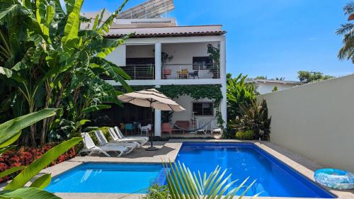 una villa con piscina y una casa en Los Gallos - Suite, en Lo de Marcos