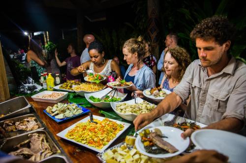 ナマタクラにあるBeachouse Resortの食べ物の盛りだくさんの席