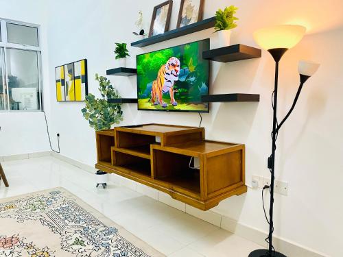 un salon avec une télévision sur un mur dans l'établissement Alyn Home Kluang V Netflix, à Keluang