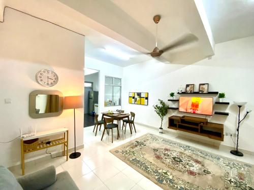 un salon avec une horloge au mur et une table dans l'établissement Alyn Home Kluang V Netflix, à Keluang