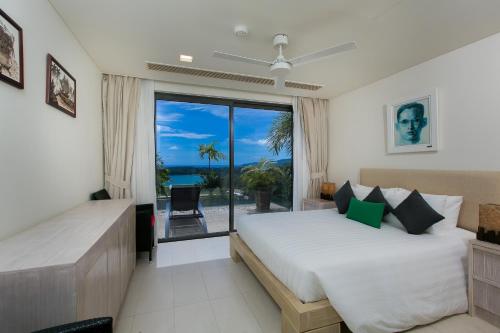 Giường trong phòng chung tại The Heights Penthouse A5 3Bedrooms Seaview near Kata Beach