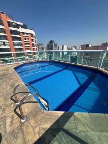 a large swimming pool on top of a building at Allianz Parque Loft Studio in Sao Paulo