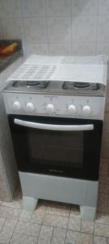 y cocina con fogones en blanco y negro. en Prédio Frente Para o Mar Pé na Areia Lado Mercado Extra SEM VISTA MAR, en Praia Grande