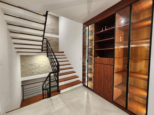 a staircase in a room with a stair case at Casa de campo de estreno en Cieneguilla, Lima-Perú in Cieneguilla