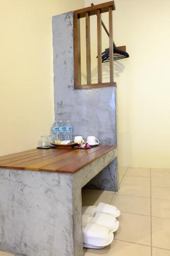 un tavolo in una stanza con alcune bottiglie d'acqua e asciugamani di The Meeting House Aonang - self service ad Aonang Beach