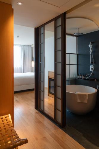 Suzu Saigon - A Boutique Hotelにあるベッド