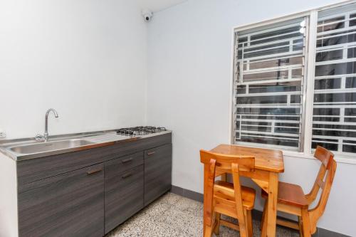 Kuchyň nebo kuchyňský kout v ubytování Hotel Guayacanes 70