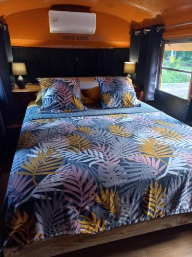Llit o llits en una habitació de Moe Bus House
