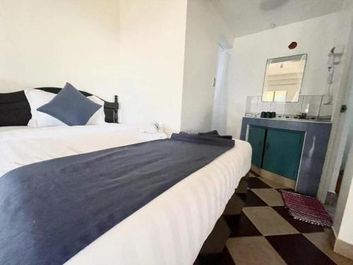 Postel nebo postele na pokoji v ubytování Azure Camotes Resort Hotel