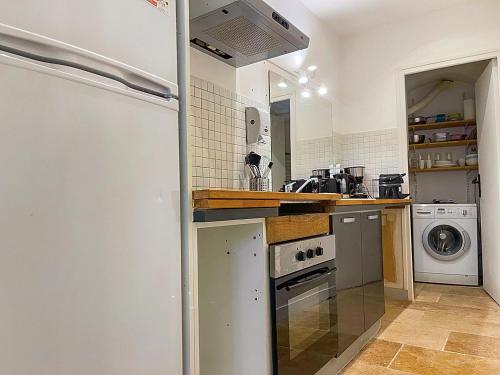 Il comprend une cuisine équipée d'un réfrigérateur et d'un lave-linge/sèche-linge. dans l'établissement Troglodyte d’exception au cœur de Blois, à Blois