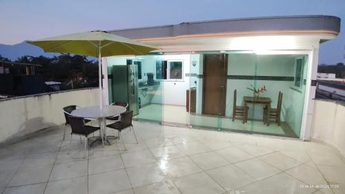 Quarto Serra CasaMar hospedagemにあるバルコニーまたはテラス
