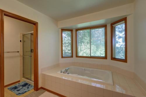 Et badeværelse på Entire cozy 5bd home in Des Moines near Redondo Beach Saltwater Park