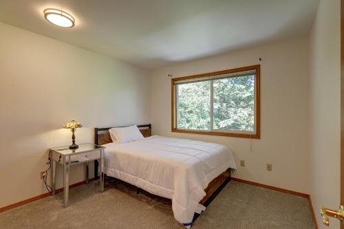 En eller flere senge i et værelse på Entire cozy 5bd home in Des Moines near Redondo Beach Saltwater Park