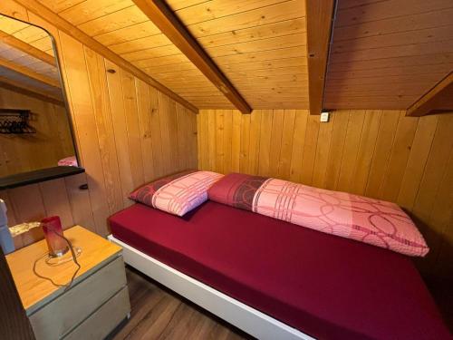 a small room with a bed in a cabin at Ferienhaus im Naherholungsgebiet in Eriswil