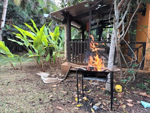 un fuoco in una griglia davanti a una casa di Sud mayotte TSIMKOURA a Bandrélé