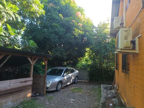 un'auto parcheggiata in un vialetto accanto a una casa di Sud mayotte TSIMKOURA a Bandrélé