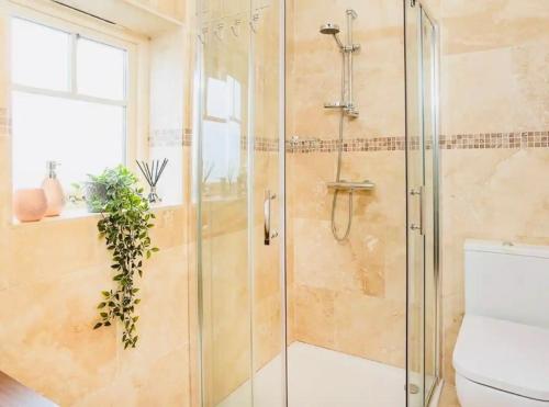 una doccia con una porta in vetro in un bagno di Barn near York with hot tub - Perfect for Groups and Families a York