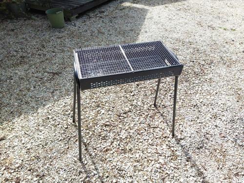 a black table sitting on top of gravel at 星逢える宿ー森のコテージ気仙沼 in Kesennuma