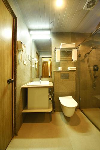 Ein Badezimmer in der Unterkunft Woodapple Hotel and Spa