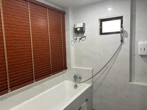 a bathroom with a bath tub and a window at 3 Bedroom Pool Villa, Cozy House, Wonnapha Beach, Bangsaen in Ban Bang Saen (1)