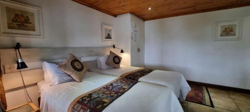 a bedroom with two beds in a room at Lagoon Lodge in Knysna