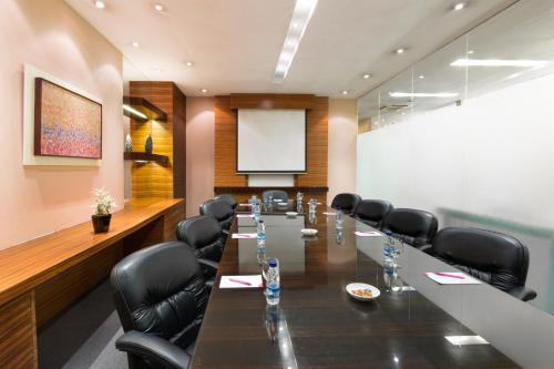 Kawasan bisnes dan/atau bilik persidangan di Crowne Plaza Manila Galleria by IHG