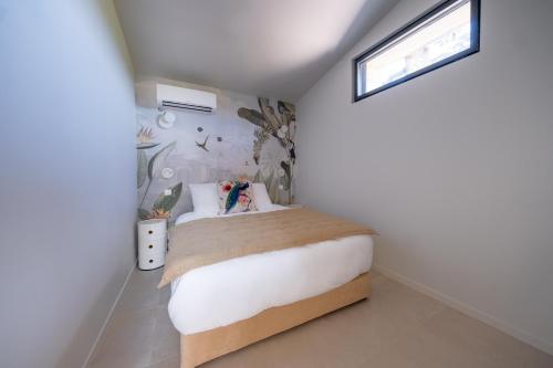 a bedroom with a bed in a small room at Bella vista - Un air de toscane in Portes-lès-Valence