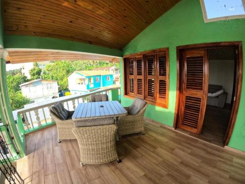 a patio with a table and chairs on a balcony at Hospedaje Villa Valencia en Los Patos in Los Patos