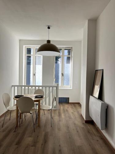 une salle à manger avec une table et des chaises dans l'établissement Le Gaston, à Lille