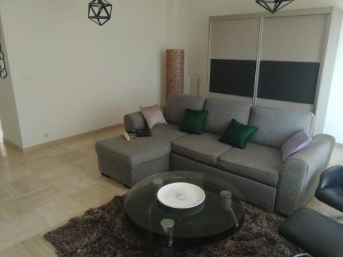 un salon avec un canapé et une table dans l'établissement Appartement cannes, au Cannet