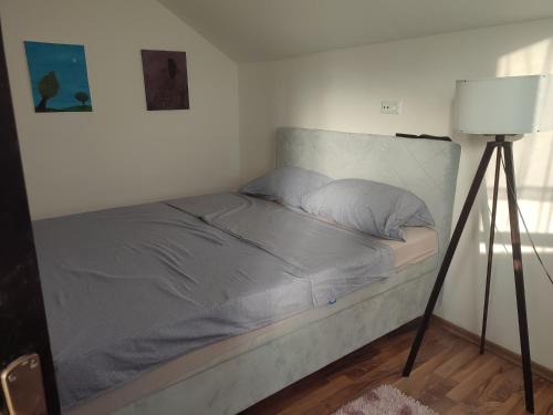 Ένα ή περισσότερα κρεβάτια σε δωμάτιο στο Apartman Adin
