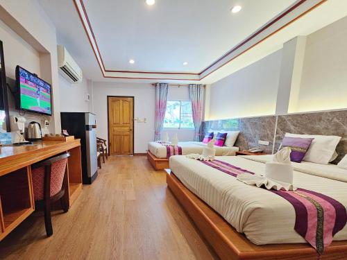 TV a/nebo společenská místnost v ubytování Phaithong Sotel Resort