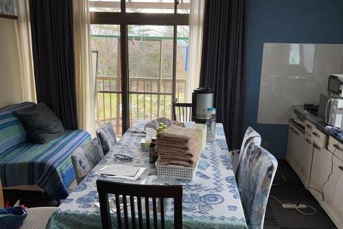 a room with a table with chairs and a window at 二番館 温泉街まで徒歩15分の落ち着く一軒家 in Kusatsu