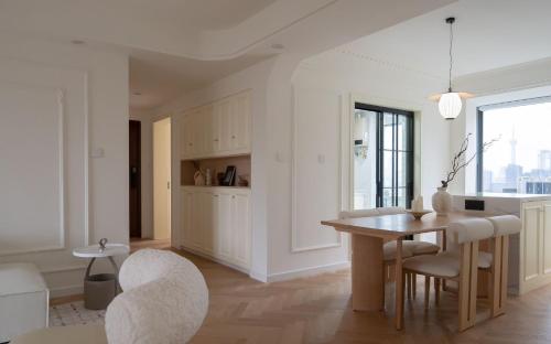 a kitchen and dining room with a table and chairs at Eastern Hub - Bund Branch 3-Bedroom Near Yuyuan Garden, Nanjing Road with Shanghai Tower Views, Near Subway in Shanghai