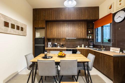 Jeannette's Seaside Getaway - Kalamata Urban Gem