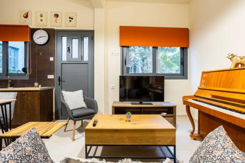Jeannette's Seaside Getaway - Kalamata Urban Gem