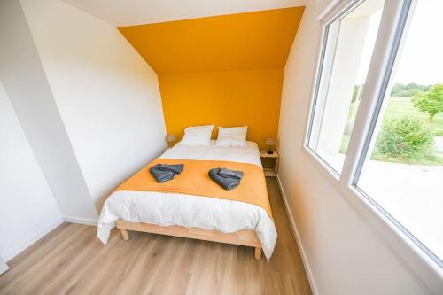 a bedroom with a bed with two towels on it at Chez Jean-Paul - Rez de jardin et parking in Rosières-près-Troyes