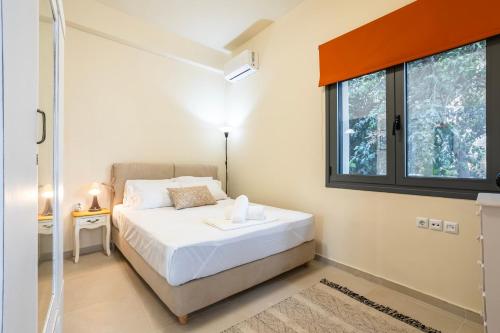Ένα ή περισσότερα κρεβάτια σε δωμάτιο στο Jeannette's Seaside Getaway - Kalamata Urban Gem