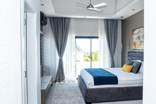 Postel nebo postele na pokoji v ubytování Sunset Oasis Villa