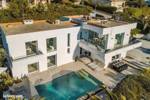 une vue aérienne d'une maison avec piscine dans l'établissement Villa MARGARITTA 4km Cannes centre et plages, au Cannet