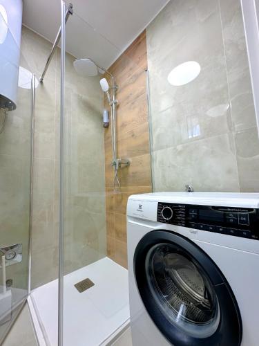 リエカにあるLuxury Apartment AMÉS Rijekaのシャワー付きのバスルームにある洗濯機