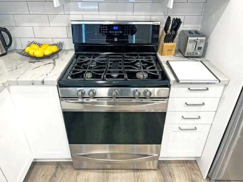 Η κουζίνα ή μικρή κουζίνα στο Hamilton Haven - Smart Tech and BBQ Oasis - Pool