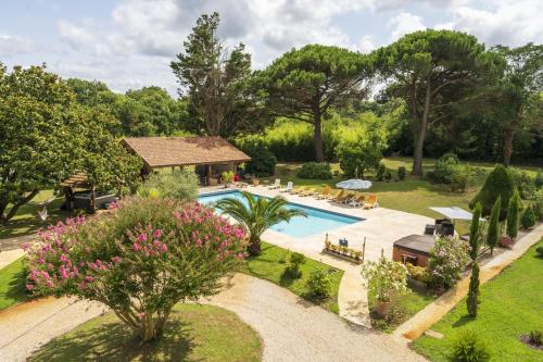 - une vue aérienne sur un jardin avec une piscine dans l'établissement Domaine de Bellegarde, à Soustons