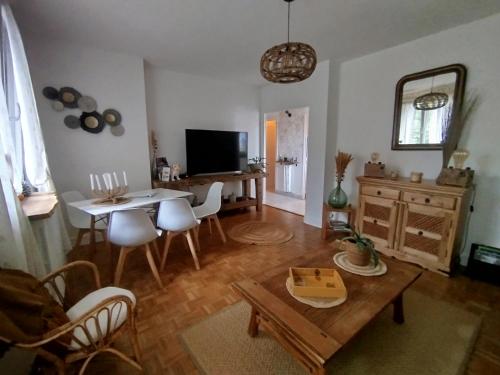 un salon avec une table et une salle à manger dans l'établissement Appartement Fritz Proche Gare SNCF de Tours, Bus et Taxi, à Tours