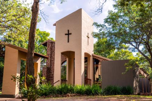 a church with a cross on the side of it at ATKV Klein-Kariba in Bela-Bela