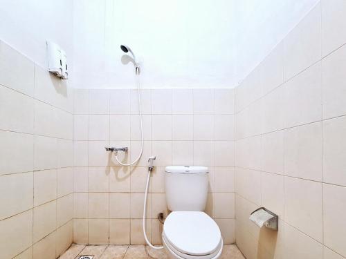 Ένα μπάνιο στο Nirvana Inn Gejayan Yogyakarta mitra RedDoorz