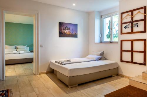 ein Zimmer mit zwei Betten in einem Zimmer mit Fenster in der Unterkunft TempelCasa Kreuzberg in Berlin