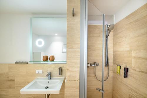 ein Badezimmer mit Waschbecken und Dusche in der Unterkunft TempelCasa Kreuzberg in Berlin